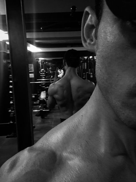 Back Muscles Men, Aesthetics Bodybuilding, Gym Photography, Gym Boy, Gym Pictures, Mens Photoshoot Poses, Gym Photos, Calisthenics Workout, Gym Selfie