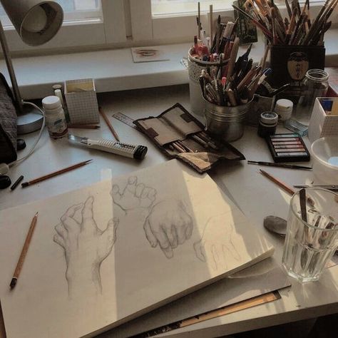 Different Types Of Art, Drawing Hands, Artist Aesthetic, Arte Sketchbook, Arte Inspo, Types Of Art, Drawing Techniques, Student Art, Drawing People