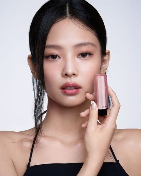 Chanel Rose, Lip Serum, Blackpink Members, Jennie Kim Blackpink, Moisturizing Lip Balm, Glossy Lips, Jennie Lisa, Lip Moisturizer, Infp