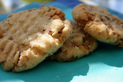 Heath Toffee, Crunch Cookies, Almond Crunch, Toffee Bits, Crunchy Cookies, Milk N Cookies, Brownie Bar, Decadent Desserts, Cookie Bars