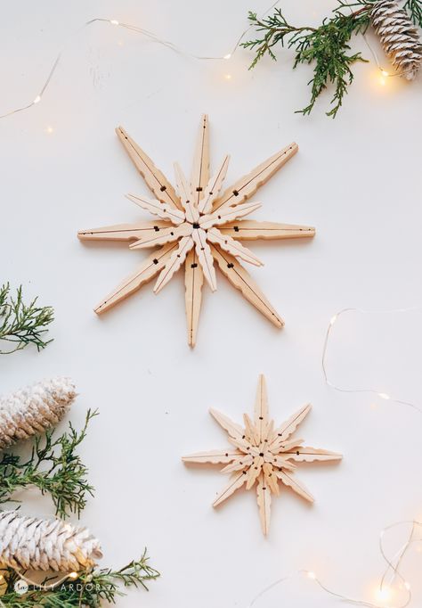 22 DIY Wooden Christmas Ornaments - Maker Mama Clothespin Stars, Cranberry Dishes, Clothespin Crafts Christmas, Clothespin Diy Crafts, Clothespins Diy, Wooden Clothespin Crafts, Clothespin Art, Clothespin Crafts, Christmas Clothespins