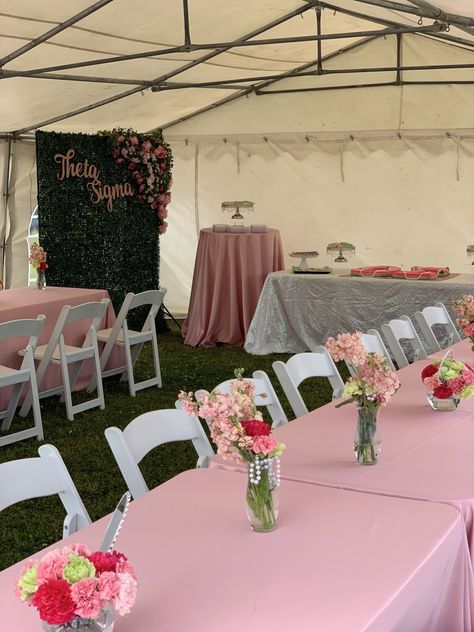 Grad Party Outside Graduation Ideas, Pink Party Table Ideas, Graduation Party Ideas Decorations Decor, All Pink Graduation Party, Pink Theme Grad Party, Grad Party Decorations 2024, Grad Party Floral Theme, Southern Graduation Party, Girly Grad Party Ideas