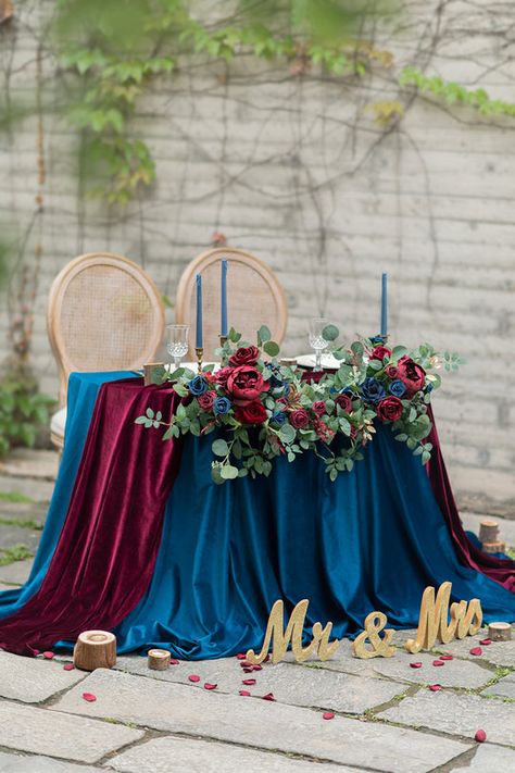 Navy Wedding Centerpieces, Navy Blue Wedding Decorations, Vendela Rose, Blue Red Wedding, Avalanche Rose, Burgundy Wedding Centerpieces, Navy Blue Wedding Theme, Farm Wedding Reception, Burgundy Wedding Theme