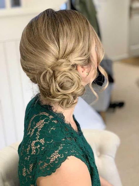 Vous avez validé la robe de mariage, la déco, la liste des invités…Il vous reste encore LA coiffure. Chignon tressé, bas, flou, avec ou sans accessoires, plusieurs modèles ont la côte cette année et vous avez envie de sortir le grand jeu pour être la reine de la soirée. Sans plus tarder, découvrez 20 idées de looks élégants et romantiques pour une entrée féérique le jour J. Side Buns For Short Hair, Side Hair Updo, Bridesmaid Side Bun, Low Side Bun, Hairstyle Elegant, Chignon Simple, Textured Updo, Mother Of The Groom Hairstyles, Glamorous Wedding Hair