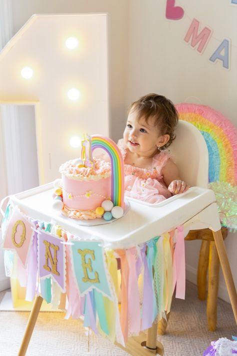 Aquí les dejo algunos de los links de las cosas que compré para decorar el cumpleaños número 1 de mi princesa. Ese día llovió pero la hora que duró todo se veía hermoso. Unicornios, arcoíris, globos, colores pasteles, de eso se trató, y aunque me tomó varias semanas planearlo aquí les hago la tarea y les coloco dónde encontrar muchas de las cosas que usé. Rainbow Baby Birthday, Magical Birthday, 1st Birthday Themes, Unicorn Party Decorations, Baby First Birthday, Rainbow Baby, Unicorn Party, Baby Birthday, Birthday Theme