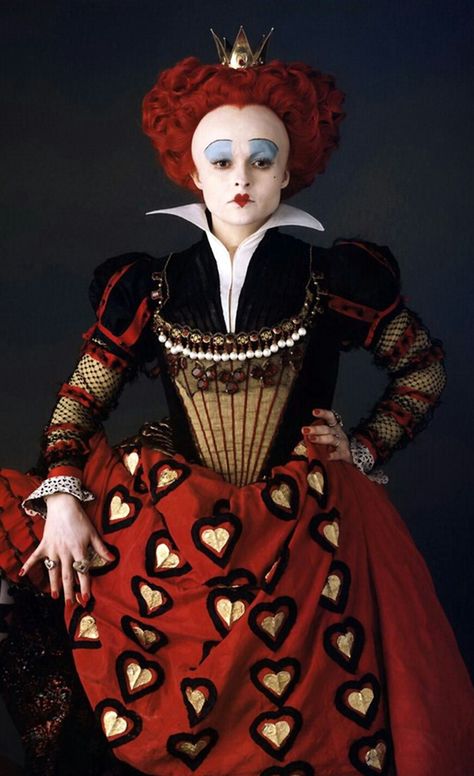 Red Queen Costume, Queen Of Hearts Halloween Costume, Queen Of Hearts Halloween, Alice In Wonderland Outfit, Queen Alice, Alice Costume, Heart Costume, Queen Of Hearts Costume, Alice In Wonderland Costume