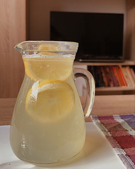 Fresh Lemonade Aesthetic, Lemon Breeland Aesthetic, Rachel Aesthetic Core, Summer Lemonade Aesthetic, Limonada Aesthetic, Aesthetic Lemonade, Drink Nonalcoholic, Cup Of Lemonade, Lemon Water Challenge