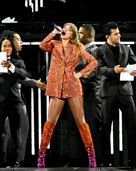 PARIS GOT THE ONE. 🤍 #TStheErasTour #ParisTStheErasTour 📸: @kevinmazur // @gettyentertainment | Instagram Taylor Swift Performing, Outfits Paris, Taylor Swift Images, Orange Suit, Taylor Swift New, Man Blazer, Taylor Swift Cute, Orange Jacket, Taylor Swift Funny