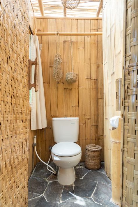 Jungle Cabin Interior, Bamboo Villa Bali, Bamboo Tiny House, Glamping Bathroom Ideas, Bamboo Decor Interior Design, Bathroom Partition Ideas, Bamboo Bathroom Ideas, Kubo Ideas, Bamboo Tree House