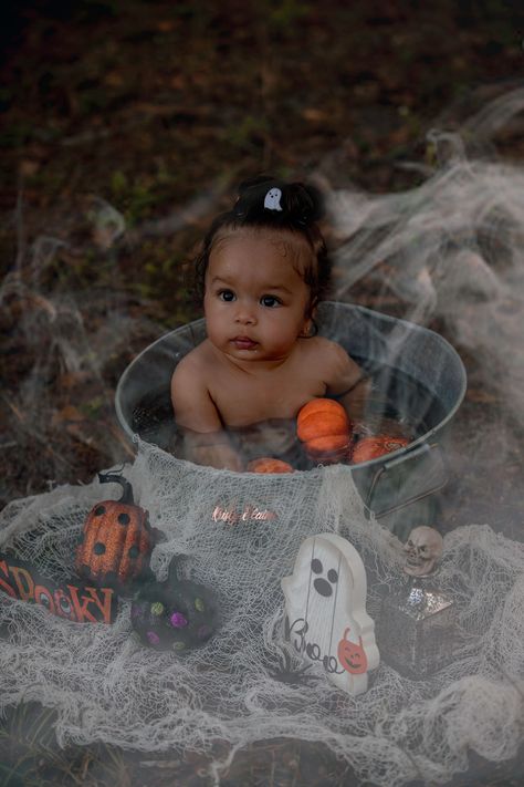 Halloween Photoshoot Baby, Baby Fall Photoshoot, Holiday Baby Pictures, Halloween Baby Pictures, Halloween Baby Photos, Fall Baby Photos, Fall Baby Pictures, Photo Halloween, Baby Milestones Pictures