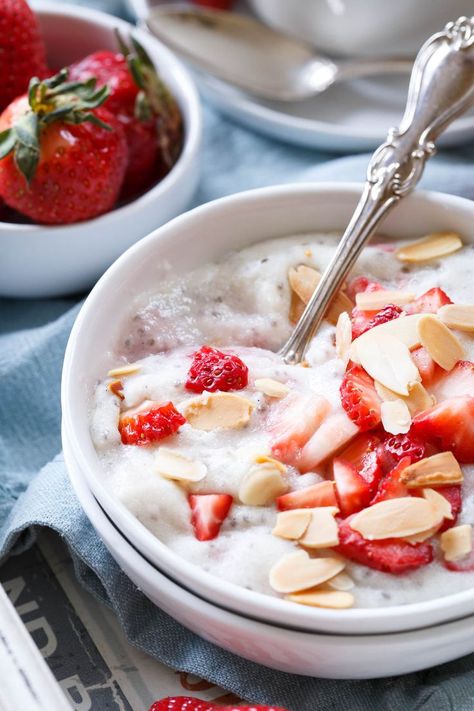 Start the day with this protein packed polenta breakfast bowl made with creamy coconut milk and filled with juicy ripe spring strawberries. Polenta Breakfast, Spring Strawberries, Pizza Sauce Homemade, Superfood Recipes, Vegetarian Crockpot, Easy Chicken Curry, Best Gluten Free Recipes, Breakfast Bowl, Delicious Breakfast Recipes