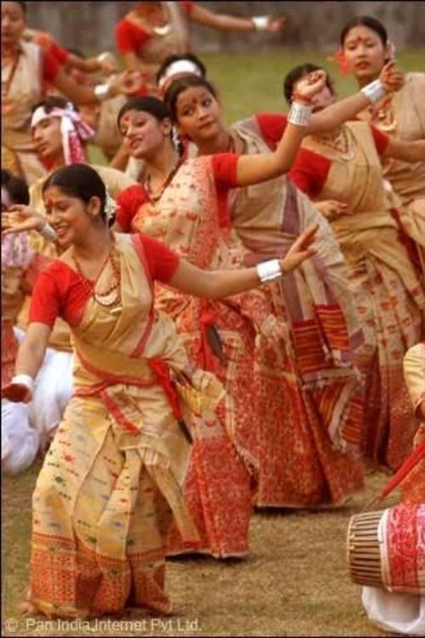 The Dehing Patkai Festival of Assam is a celebration of the beauty and diversity of the state's natural landscape. Held annually in the Dehing Patkai Wildlife Sanctuary, the festival showcases the rich culture and traditions of the Assamese people. Don't miss out on this unique and vibrant celebration of nature and culture! Bihu Dance, Dance Of India, Festivals Of India, Indian People, Religious People, Festival 2023, Indian Aesthetic, Indian Attire, Indian Festivals