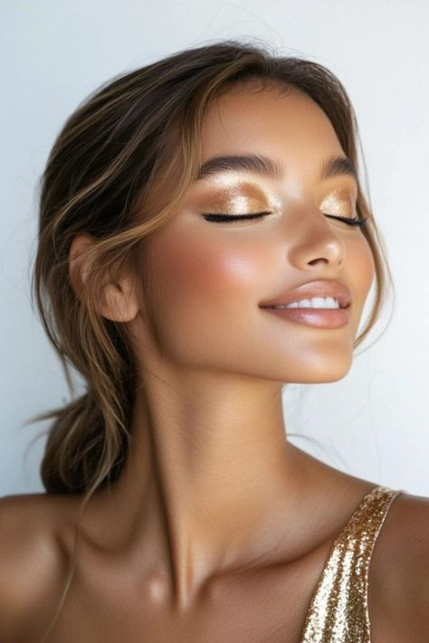 Achieve a flawless look with these birthday makeup looks! From glowing skin to dramatic eyes, these styles are perfect for a night to remember. Beachy Look Makeup, Gold Bride Makeup, Gold Birthday Makeup, Gold Makeup Looks Natural, Makeup For Yellow Outfit, Golden Makeup Look Glam, Light Gold Makeup, Natural Birthday Makeup, Prom Makeup Gold