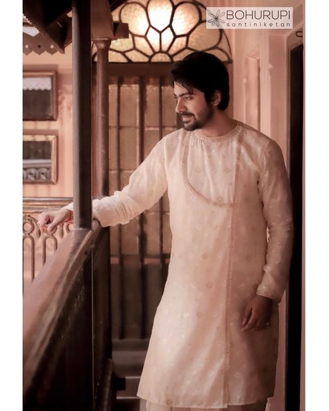 Bengali Mens Traditional Wear, Bengali Groom Outfit Wedding, Bengali Groom, Sangeet Ideas, Men Dresses, Indian Wedding Clothes For Men, Sherwani For Men Wedding, Wedding Kurta, Wedding Kurta For Men