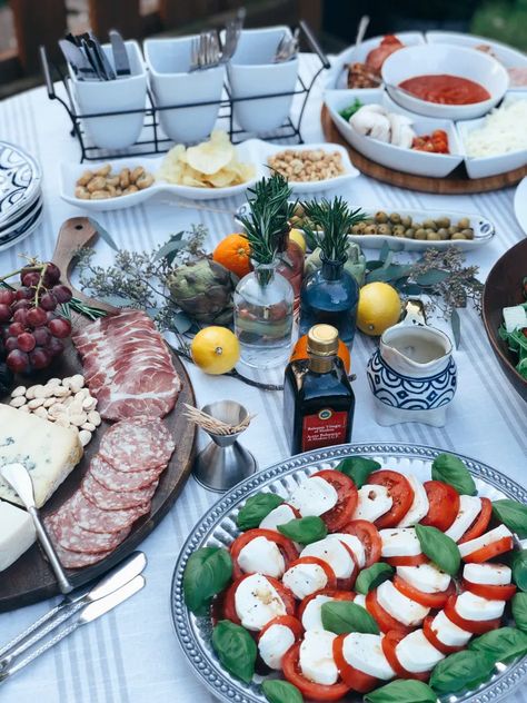 Italian Backyard, Backyard Pizza Party, Pizza Dinner Party, Italian Dinner Party Decorations, Dinner Party Aesthetic, Honeymoon In Italy, Backyard Dinner, Backyard Dinner Party, Italian Lunch