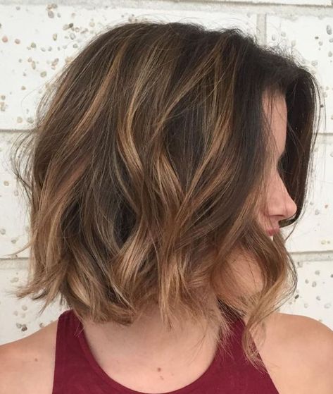 Brown Wavy Bob With Highlights Short Layered Wavy Hairstyles, Bob Brunette, Brunette Shades, Bob With Highlights, Hairstyles Brunette, Medium Bob Haircut, Wavy Bob Haircuts, Balayage Bob, Brunette Bob