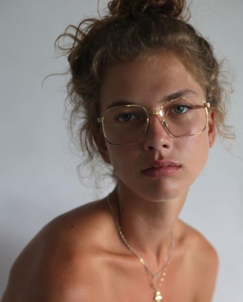 gold glasses Optic Glasses Women, Cool Eyeglasses For Women, Optical Glasses Women, Glasses Inspiration, Fashion Gone Rouge, Foto Poses, New Glasses, Girls With Glasses, Womens Glasses