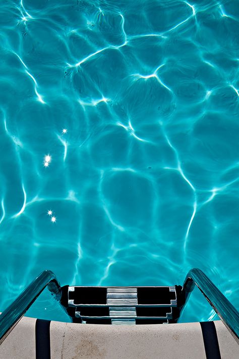 . Swimming Pictures, Photo Bleu, Keep Swimming, Pool Days, Aquaman, Summer Of Love, Blue Aesthetic, Blue Water, In The Middle