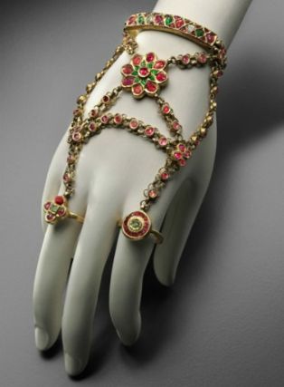 Ornament for back of hand (hath-phal) Indian, 19th century Rajasthan, Northern India - loved & pinned by www.omved.com Indian Ornaments Jewelry, Indian Hand Jewelry, Jadau Bangles, Polki Bracelet, Indian Bracelets, Indian Ring, Jadau Jewellery, Hand Cuff Bracelet, Back Of Hand