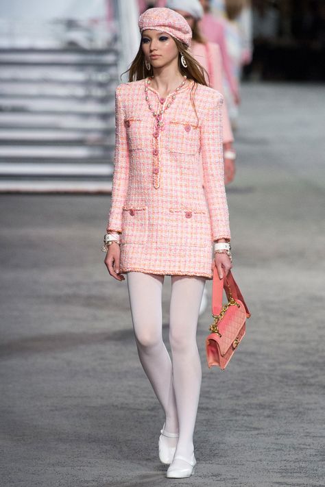 CHANEL Resort 2019 “La Pausa Collection “ Look #38 Chanel Beret, Vestidos Chanel, Paris Cruise, Vogue Clothes, Chanel Photo, White Tweed Dress, Channel Outfits, Chanel 2019, Paris Vogue