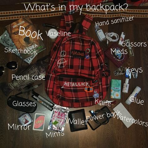 Things To Put In Your Backpack List, What’s In My Bookbag, What I Have In My Backpack, Grunge Backpacks For School, What’s In My Bag Grunge, What’s On My Bag, Bag Tour Grunge, Decorating School Bag, How To Decorate Backpack