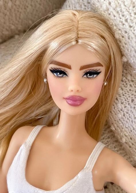 Doll Face Makeup, Realistic Barbie, Barbies Pics, Marilyn Monroe Fashion, Custom Barbie, Barbie Doll Set, Barbie Fashionista Dolls, Barbie Dress Fashion, Barbie Style