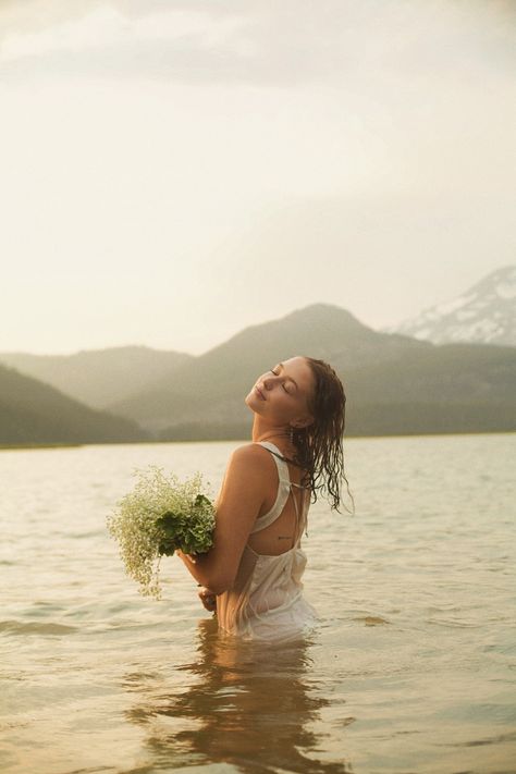 Water Photoshoot Senior Portraits, Lake Water Photoshoot, Lake Dress Photoshoot, Photoshoot Water Ideas, In Lake Photoshoot, Water Senior Picture Ideas, Lake Side Photoshoot, Photo Shoot In Water, Lake Senior Photos