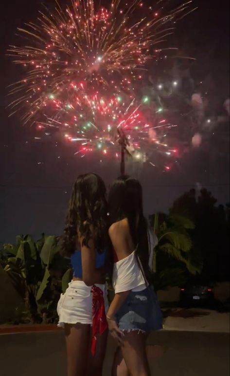 Forth Of July Inspo Pics, 4th Of July Pics To Recreate, Cute Fourth Of July Pictures Photo Ideas, 4th Of July Night Pictures, Forth Of July Poses, Cute Firework Pictures, 4 Of July Picture Ideas, Fourth Of July Pictures Instagram, 4 Of July Photos