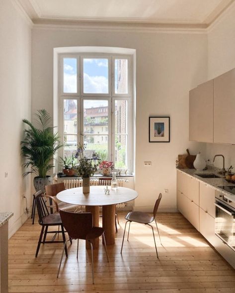 my scandinavian home: A Relaxed 19th century Apartment Full of Vintage Finds My Scandinavian Home, Scandinavian Apartment, Parisian Apartment, London Apartment, Apartment Kitchen, Design Jobs, Apartment Inspiration, Scandinavian Home, Eclectic Home