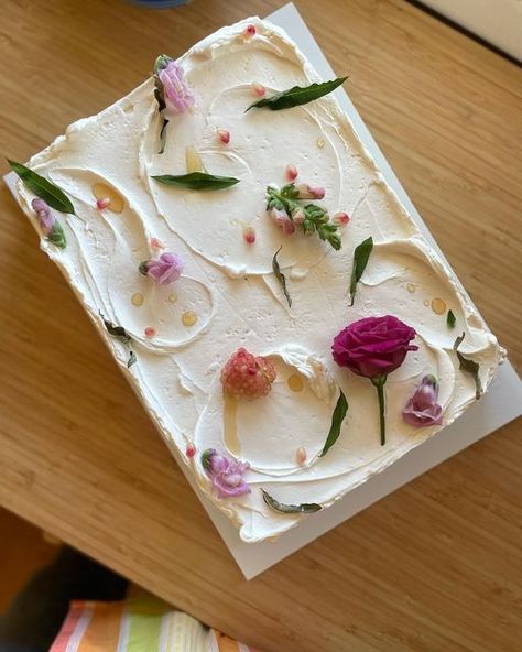 Sheet Cake Aesthetic, Pressed Floral Cake, Fig Birthday Cake, Flower Pressed Cake, Aesthetic Sheet Cake, Cute Sheet Cakes, Sheet Cake Wedding Cakes, Wedding Cake Fruit Decorations, Cake With Pressed Flowers