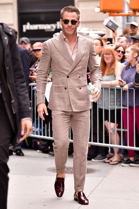 Brad Pitt, Chris Pine, Steven Yeun, and Chris Paul are all setting the summer suit bar extremely high. Double Breasted Suit Men, Linen Suits For Men, Summer Suits Men, Rock Style Men, Most Stylish Men, Costume Noir, Beige Suits, Best Dressed Man, Outfits Hombre