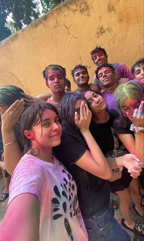 Holi Group Photo, Holi Aesthetic Pictures With Friends, Holi Snapchat Stories India, Holi Poses With Friends, Holi Snapchat, Holi Aesthetic Pictures, Holi Snapchat Stories, Holi With Friends, Holi Aesthetic