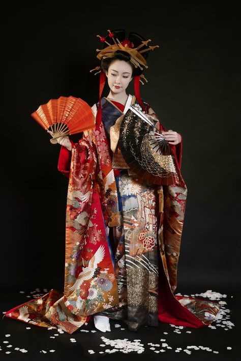 Japanese Empress Kimono, Japanese Costume Woman, Taisho Era Fashion Women, Traditional Japanese Clothing Woman, Taisho Era Fashion, Japan Traditional Clothes, Kimono Outfit Japanese, Pretty Kimonos, Folklore Fashion