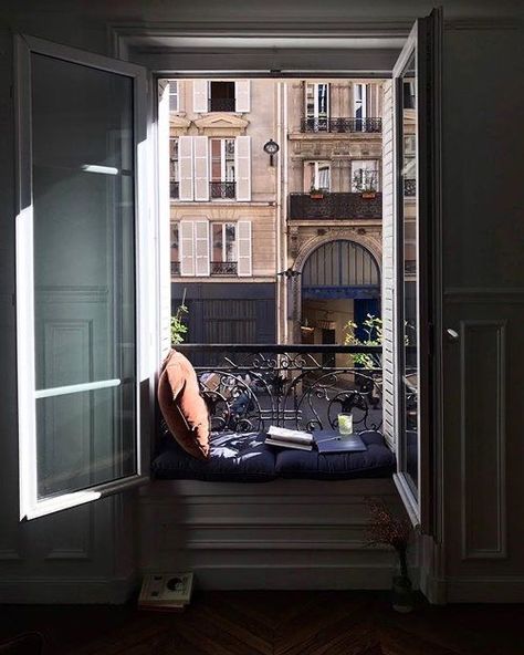 London Apartment Aesthetic, Parisian Apartment Decor, Paris Rooms, Apartments Exterior, Apartment Exterior, French Apartment, Aesthetic Apartment, Space Apartments, Decor Studio