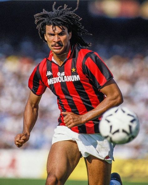 Ruud Gullit - AC Milan #10 Ruud Gullit, A.c. Milan, Sports Personality, Retro Football Shirts, Football Images, Football Icon, Football Hall Of Fame, Chelsea Football Club, Football Photos