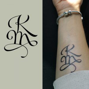 tatouage classe, deux lettres sur l'avant-bras M K Tattoo Letter, Km Tattoo, M Tattoo, Monogram Tattoo, Alphabet Tattoo Designs, Tattoo Lettering Styles, M Tattoos, K Tattoo, Wicked Tattoos