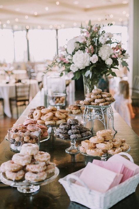 Donut Dessert Table, Wedding Dessert Cupcakes, Donut Bar Wedding, Cupcake Tower Wedding, Donut Display, Idea For Wedding, Buffet Dessert, Pink Bridesmaids, Wedding Donuts