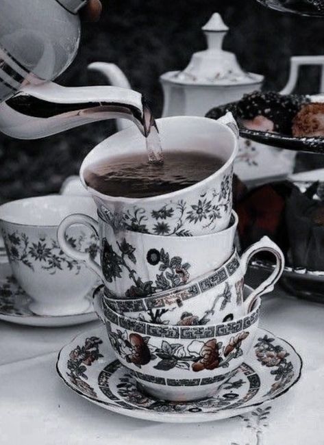 Tea Party Birthday Ideas, Dark Alice In Wonderland, Alice In Wonderland Aesthetic, Lizzie Hearts, Royal Core, Alice Madness Returns, Art Realism, Alice Madness, Unique Tea