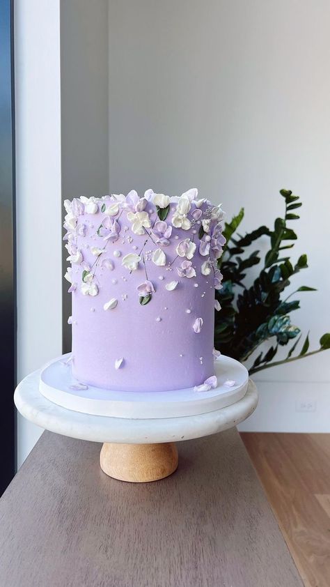 Floral Cake Ideas Birthday, Lavender Cake With Flowers, Simple Purple Cake Designs, Pretty Purple Cakes, Violet Cake Design For Birthday, Lavender Color Cake Birthday, Lavander Cakes Ideas, Lilac Cake Design, Lavender Theme Cake