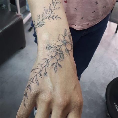 Forearm Vine Wrap Tattoo, Wrist Tattoos For Women Wrap Around, Hand Wrap Tattoo, Wrap Around Forearm Tattoo Women, Tattoo Muñeca, Floral Arm Wrap Tattoo, Flower Wrap Around Tattoo, Flower Tattoo On Hand, Wrist Hand Tattoo