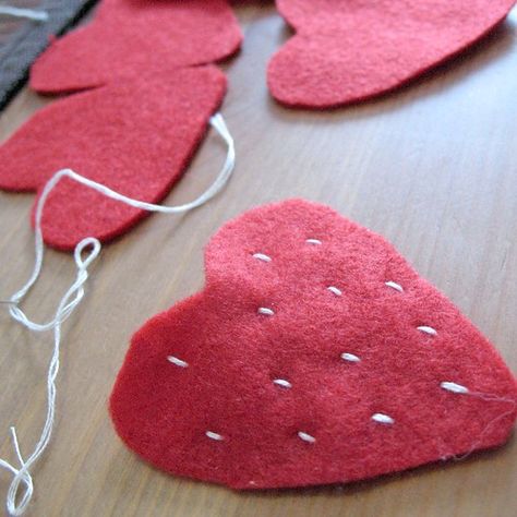 Holiday Lemonade, Felted Strawberry, Tea Party Christmas, Felt Strawberry, Strawberry Pictures, Christmas Sewing Patterns, Felt Cake, Felt Fruit, 1st Birthday Girl Decorations