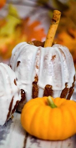 Pumpkin Bread Mini Pumpkins - Sweet C's Designs Fall Cake Decorating Ideas, Fall Cake Recipes, Thanksgiving Cakes, Mini Bundt Cakes, Cinnamon Cake, Fall Cakes, Cake Shapes, Bundt Cakes, Pumpkin Cake