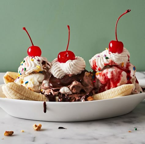 Banana Split Banana Split Recipes, Grilled Steak Salad, Hot Fudge, Banana Split, Fudge, Cake Recipes, Dessert Recipes, Split, Ice Cream