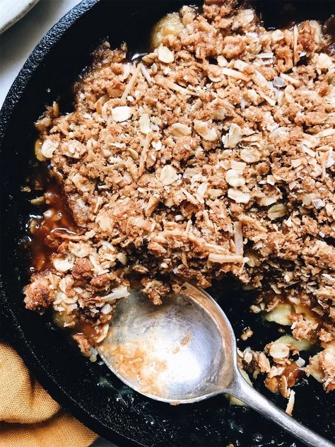 Banoffee Skillet Crumble | The Healthy Hunter Toffee Sauce, Banoffee Pie, Sticky Toffee, One Banana, Shredded Coconut, Rolled Oats, Free Desserts, So Delicious, 4 Ingredients