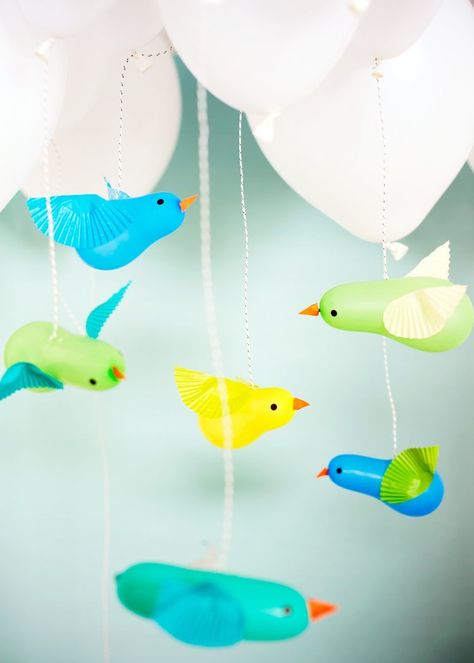 Easy-to- make bird balloons...made from water balloons and cupcake papers! Hang them from white  balloon "clouds"! Creative Balloon Decorations, Bird Party Theme, Bird Party Decorations, Bird Themed Birthday Party, Bird Birthday Party, Bird Theme Parties, Birds Birthday Party, Birdie Birthday, Cupcake Papers