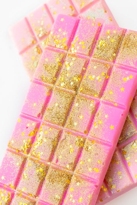 Edible Glitter Chocolate Bars Airbrush Chocolate, Glitter Chocolate, Chocolate Tumblr, Homemade Chocolate Bars, Chocolate Bar Molds, Colorful Desserts, Cadbury Chocolate, Airbrush App, Chocolate Design