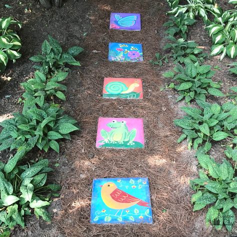 Hand paint stepping stones using outdoor acrylic paint. The vibrant colors will brighten up your garden! Paint Stepping Stones, Painted Bricks Crafts, Painted Stepping Stones, Painted Pavers, Brick Crafts, Tattoo Plant, Stepping Stones Diy, Painted Patio, Garden Stepping Stones