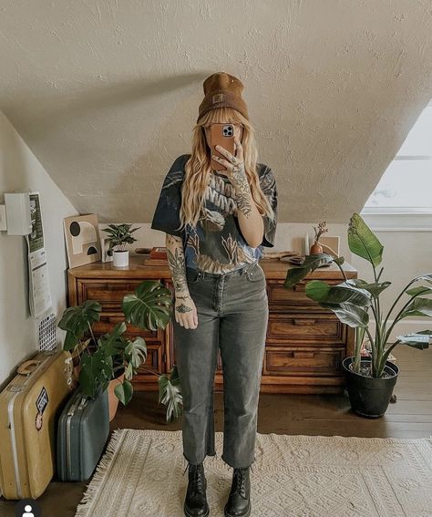 Indie Mom Outfits, Edgy Outdoorsy Style, Alternative Granola Outfits, Alt Granola Outfits, Granola Goth Aesthetic, Edgy Granola Style, Grunge Granola Aesthetic, Grunge Teacher Outfits, Cute Barista Outfit