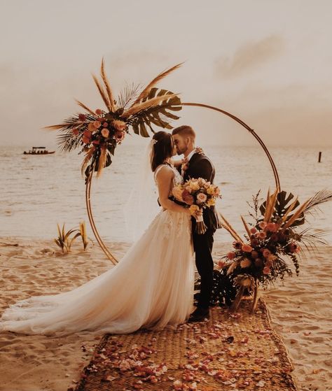 Wedding Altar Decorations, Types Of Weddings, Decoration Ideas Wedding, Beach Wedding Arch, White Wedding Ceremony, Bohemian Beach Wedding, Wedding Altar, Dream Beach Wedding, Gazebo Wedding