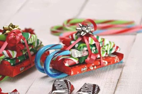 Candy Cane Sleighs, Candy Sleigh, Candy Cane Sleigh, Dollar Store Christmas Decorations, Candy Cane Crafts, Dollar Store Christmas, Christmas Hacks, Candy Crafts, Easy Christmas Decorations